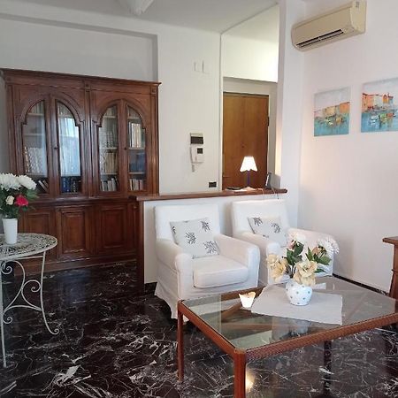Down Town Emily Apartment Специя Екстериор снимка