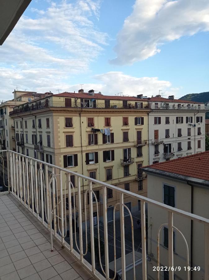 Down Town Emily Apartment Специя Екстериор снимка